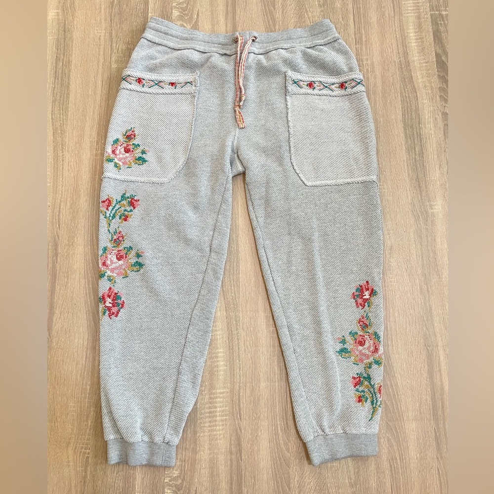 Sundance - Grey Embroidered Floral relaxed fit high rise waffle joggers. Size L